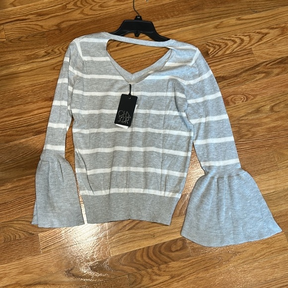 Chaser Gray Striped Women's v neck long sleeve Top w/bell cuffs medium new - Picture 4 of 6